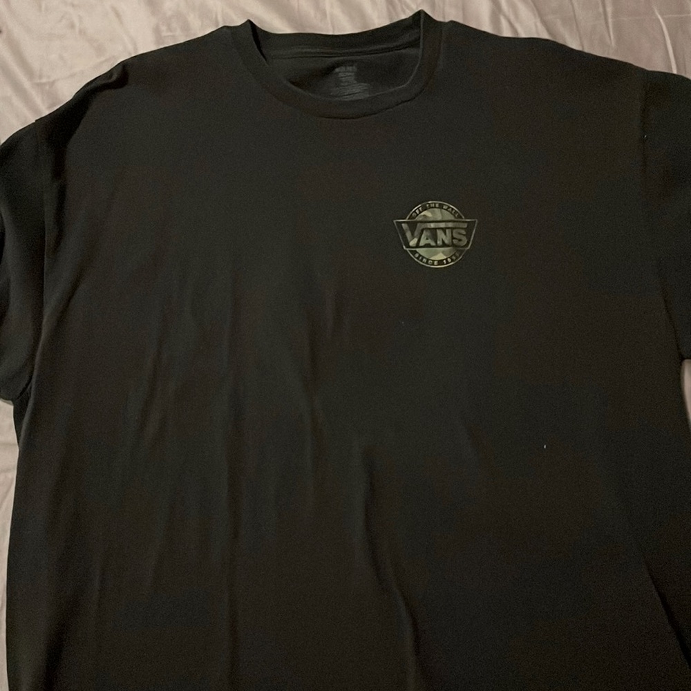 Black and camp Vans t shirt xxl small stain that can be possibly be removed